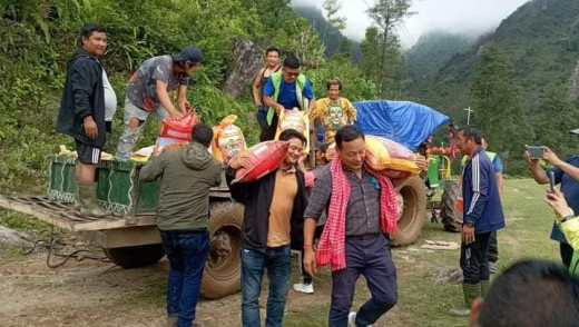 ताप्लेजुङका बाढीपहिरो पीडितले पाए राहत